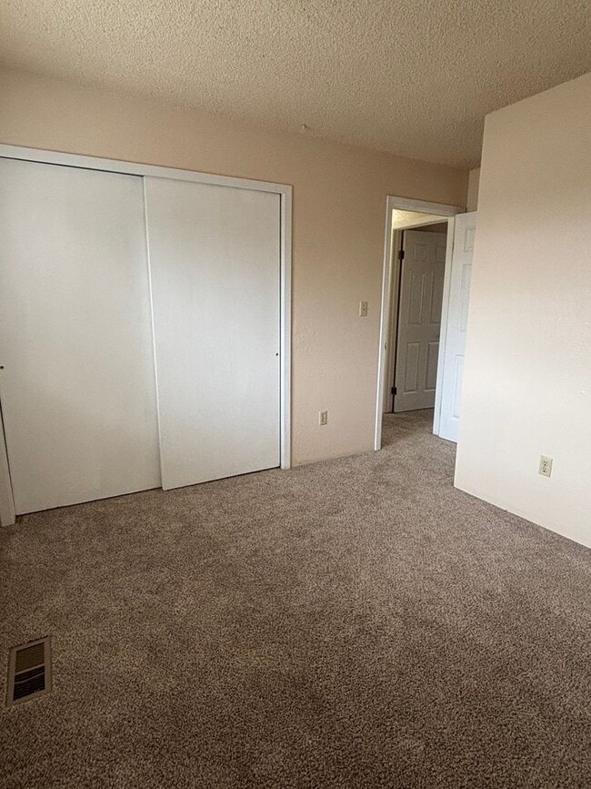 Building Photo - 3 Bed 1 Bath Home near Aeroplaza and Power...