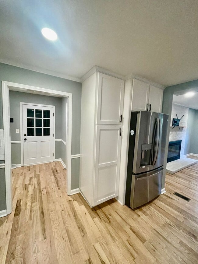 Building Photo - Welcome to this stunning 3-bedroom, 2.5-ba...