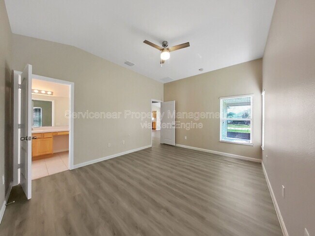 Building Photo - 7603 Crescent Palm Dr