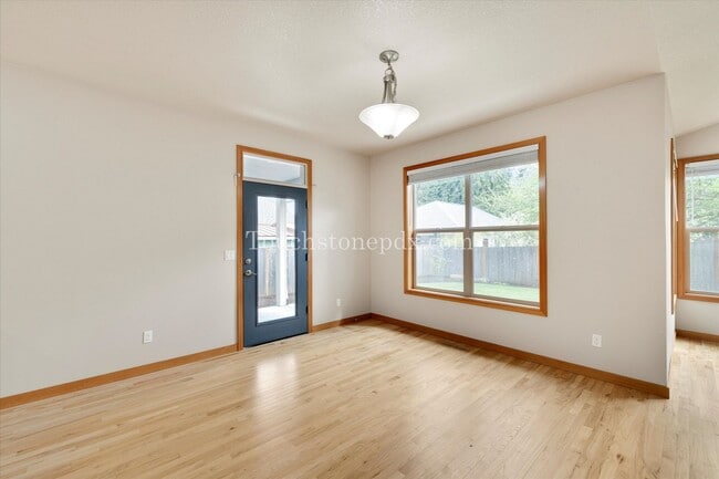 Building Photo - Radiant 3-bedroom Home in Downtown Canby