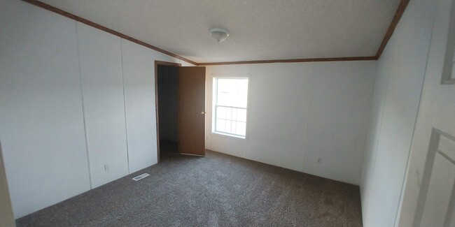 Building Photo - 333 Longbow Dr E
