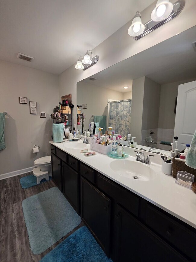 Building Photo - Spacious & Stylish Living Near Camp Lejeune with Expansive Fenced Backyard