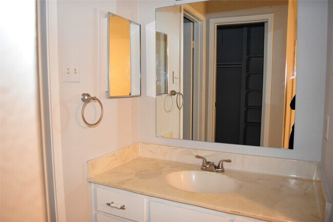 Building Photo - 18511 Egret Bay Blvd