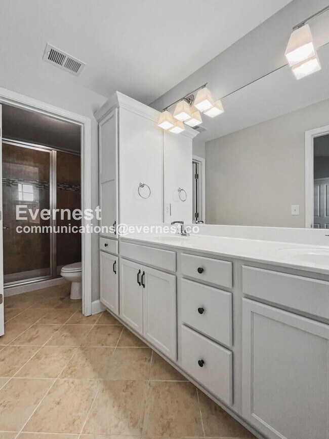 Building Photo - 2007 Oak Trail Dr