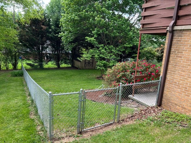 Building Photo - Charming 3 Bedroom Christiansburg Home