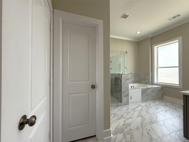 Building Photo - 2123 Bidwell Dr