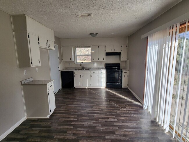 Building Photo - Charming 3 Bed, 1.5 Bath Single Family Home in Copperas Cove, TX - $1300/mo