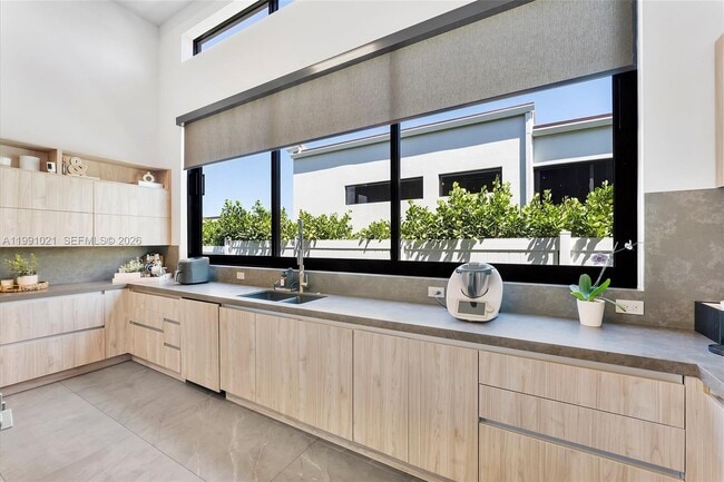 Building Photo - 2215 NE 19th St