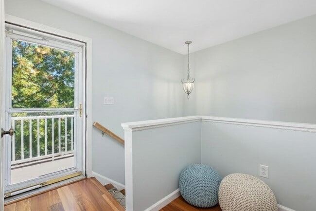 Building Photo - 231 Maple Ave