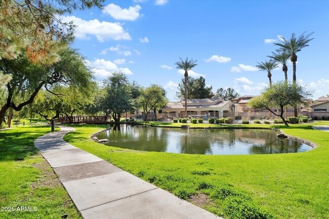 Building Photo - 1925 W Olive Way