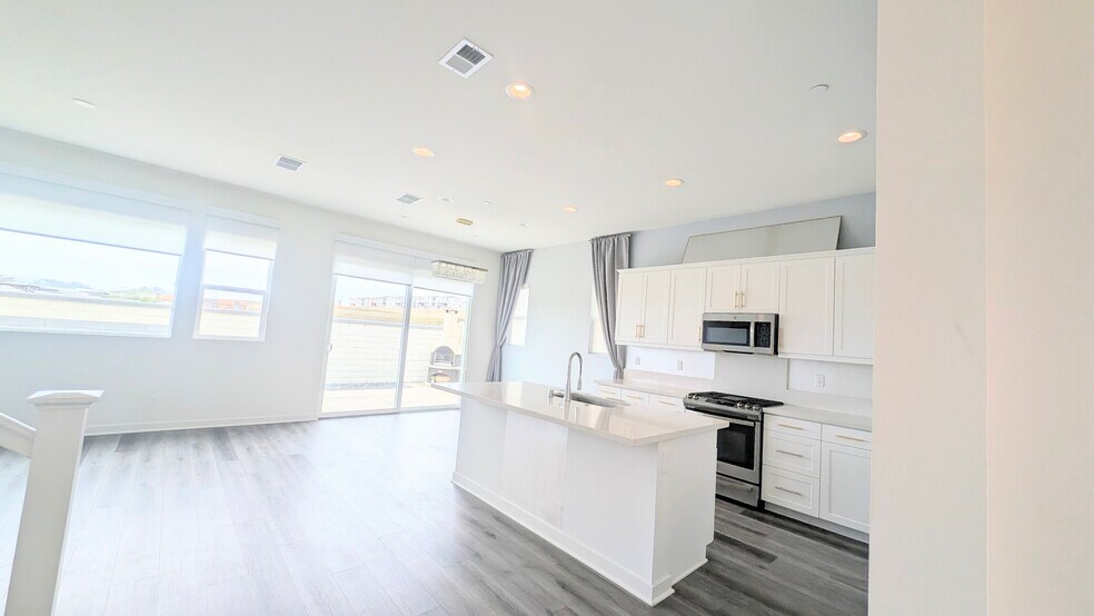 Building Photo - 450 Clubhouse Dr