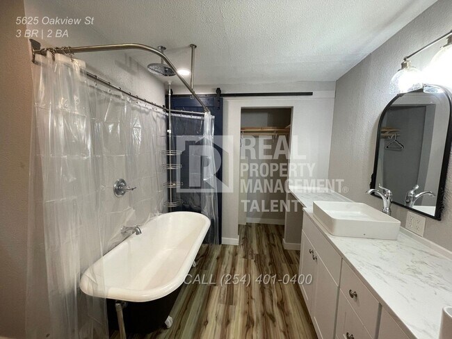 Building Photo - Charming 3/2 bedroom home ready for you to...