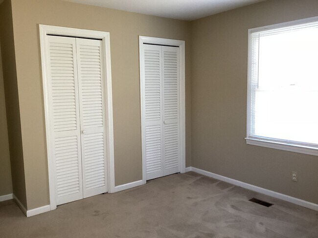 Building Photo - Beautiful Brick Ranch in Desirable Golf Course Community