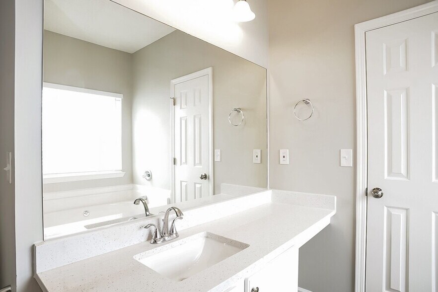 Building Photo - 444 Village Bluff Dr