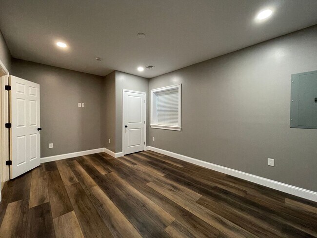 Building Photo - Spectacular 4 Bed 3.5 Bath Townhouse In Br...