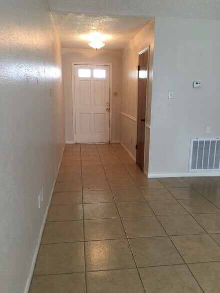 Building Photo - 1727 Junker St