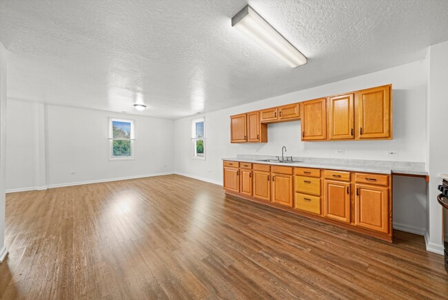 Building Photo - Newly Remodeled 4-bed 2nd-floor unit