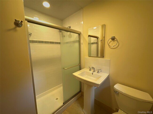 Building Photo - 10 Fairview Dr