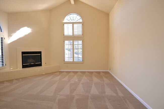 Building Photo - Tranquil / Updated Townhome in Gated in Vi...