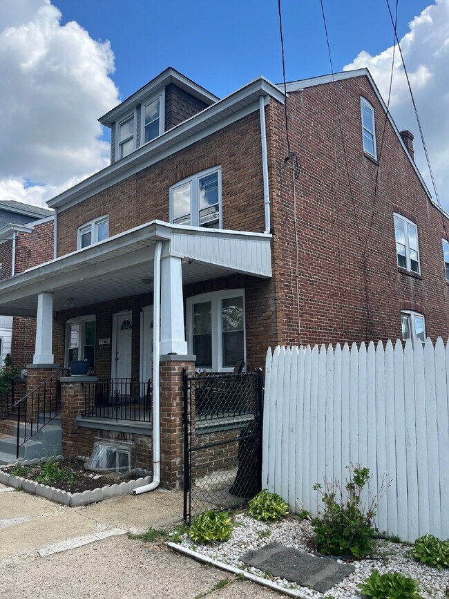 Building Photo - "Spacious 5-Bed Townhouse with Gleaming Hardwood Floors in Trenton's Heart!"