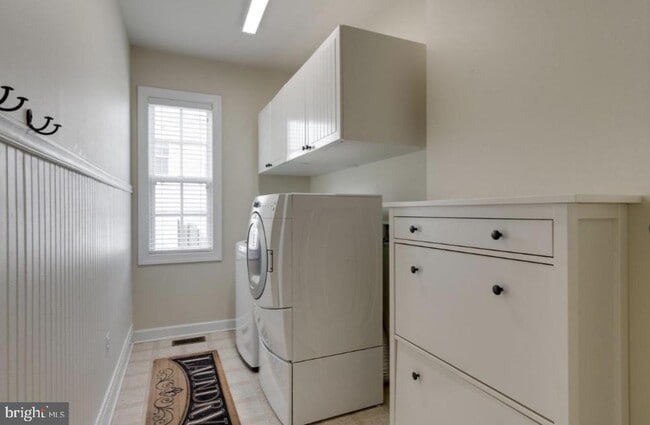 Building Photo - 2450 Transom Pl