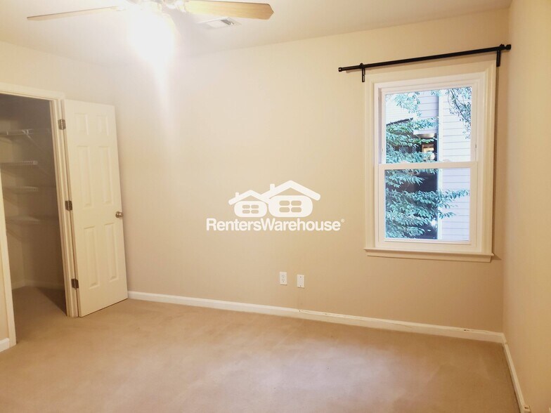 Building Photo - 141 Red Oak Ln