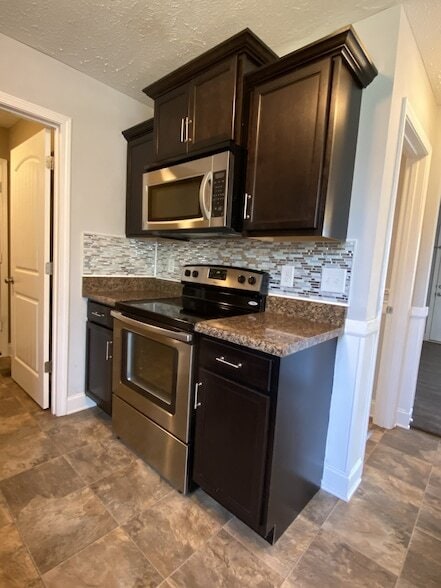 Building Photo - 548 Magnolia Dr