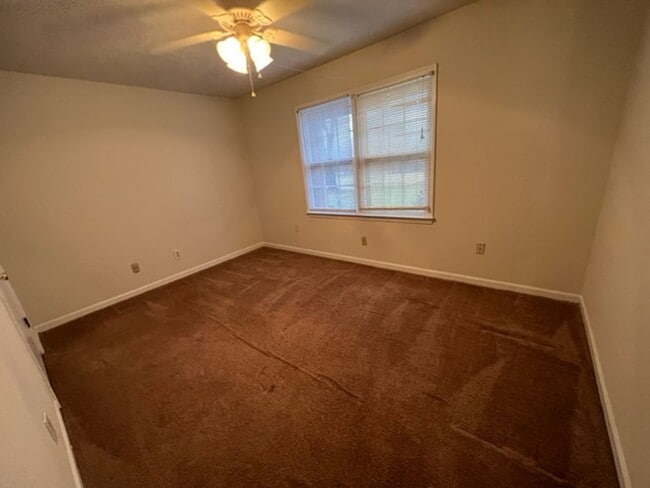 Building Photo - 2 bed 1 bath duplex in Bogart!