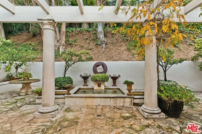 Building Photo - 2353 Bowmont Dr