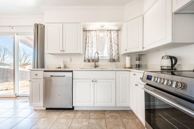 Building Photo - Beautiful updated 4 bed 2 bath Widefield h...