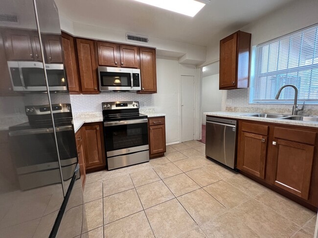 Building Photo - 2809 N Cherry Ave