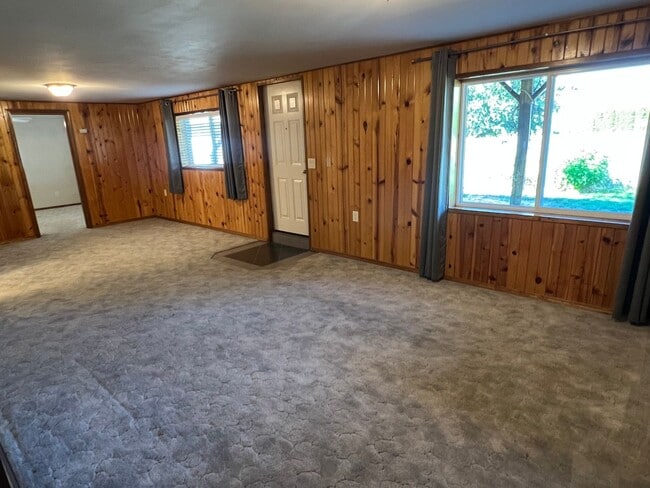 Building Photo - Spacious 3 bed/2 bath home with RV/Boat parking, shop and storage shed, a/c, deck with VIEWS and ...