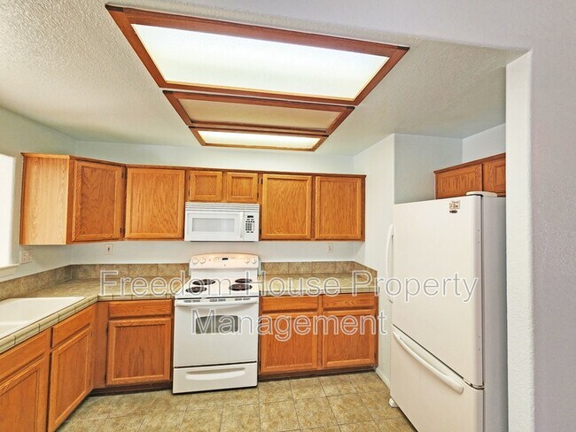 Building Photo - 2341 Yakima Ave