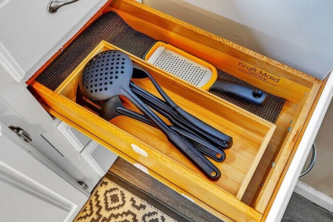 Building Photo - 3 BED 1 BATH SINGLE FAMILY HOME IN BEAUTIFUL SOUTH EUCLID