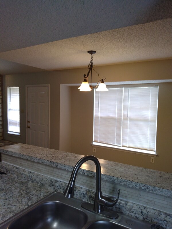 Building Photo - 908 Garden View Dr