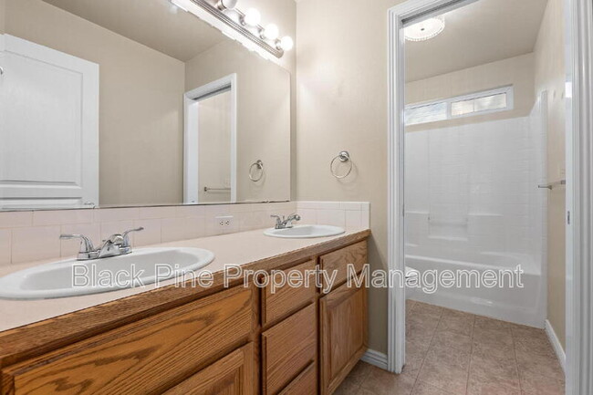 Building Photo - 4017 E Winterberry Dr