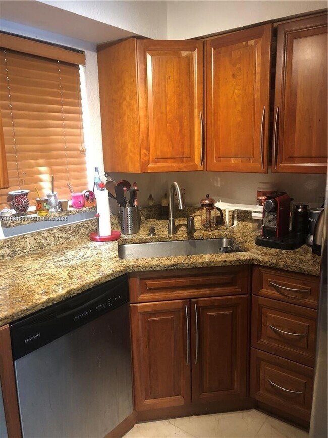 Building Photo - 9971 W Bay Harbor Dr