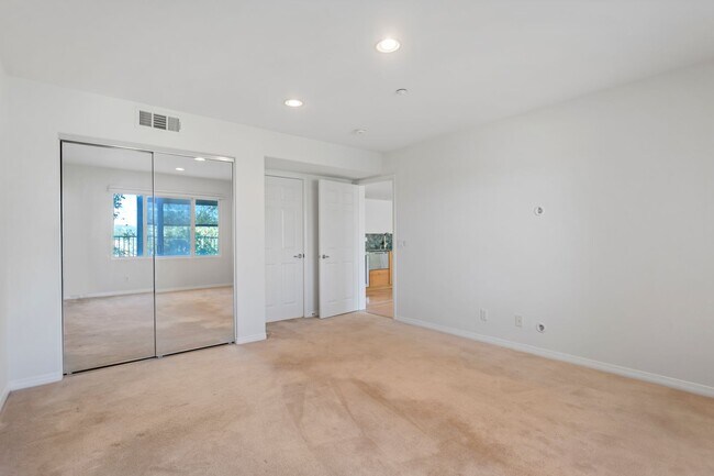 Building Photo - Modern 5-Bedroom Home with Spectacular Vie...