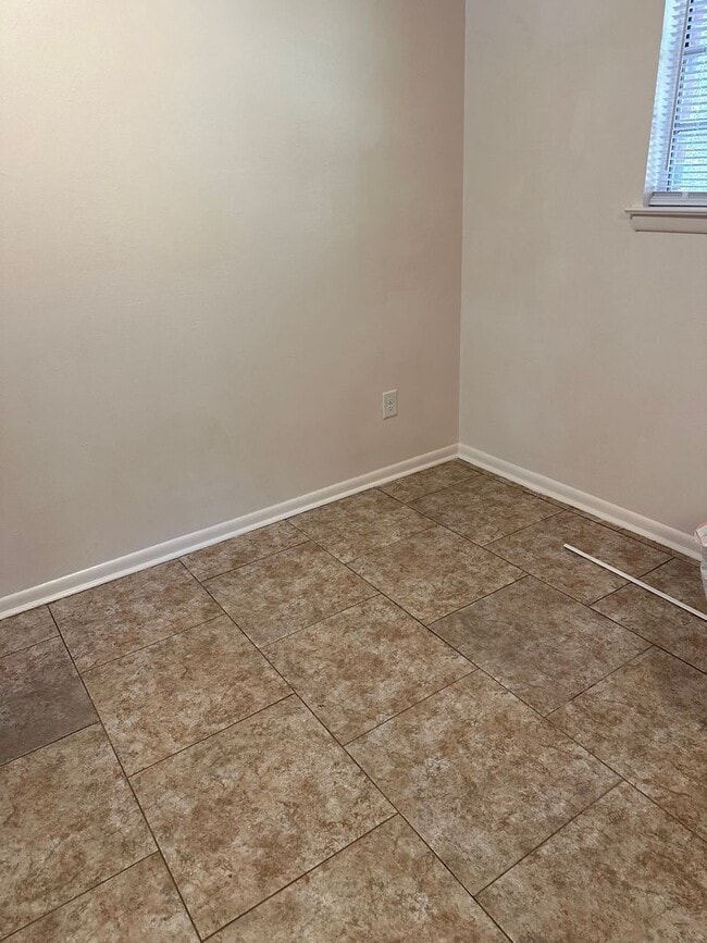 Building Photo - 3 Bedroom/ 1 1/2 Bath House - GREAT LOCATION