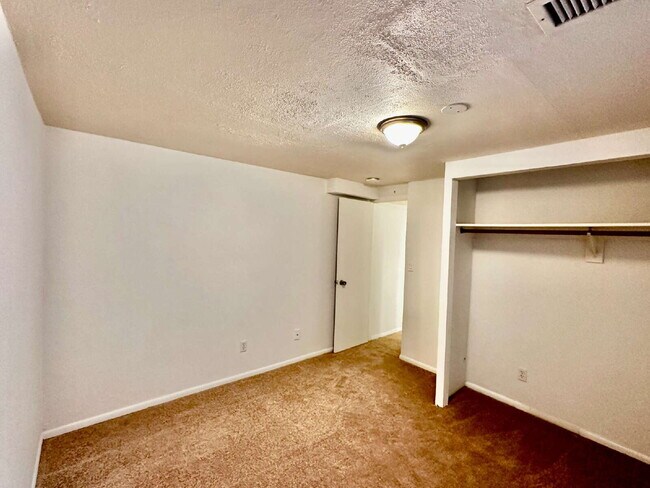 Building Photo - "Charming Home in the Cottonwood Community!"
