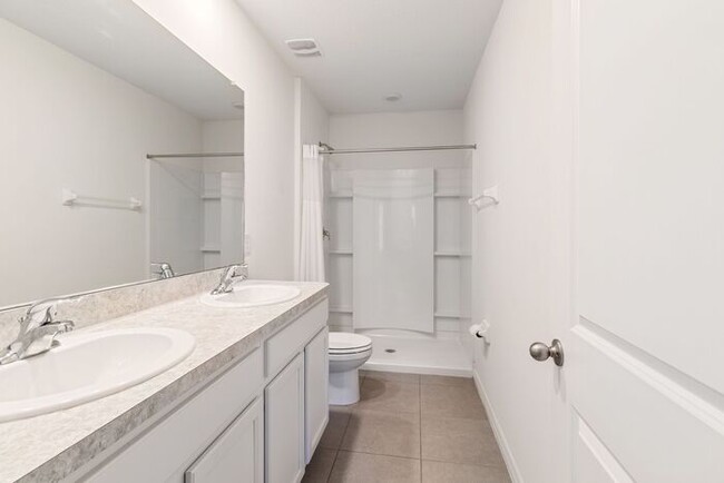 Building Photo - Spacious 3-Bedroom Townhome in Desirable U...