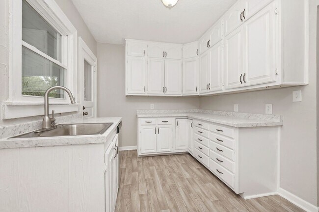 Building Photo - Three bedroom, one bathroom single in Springfield!