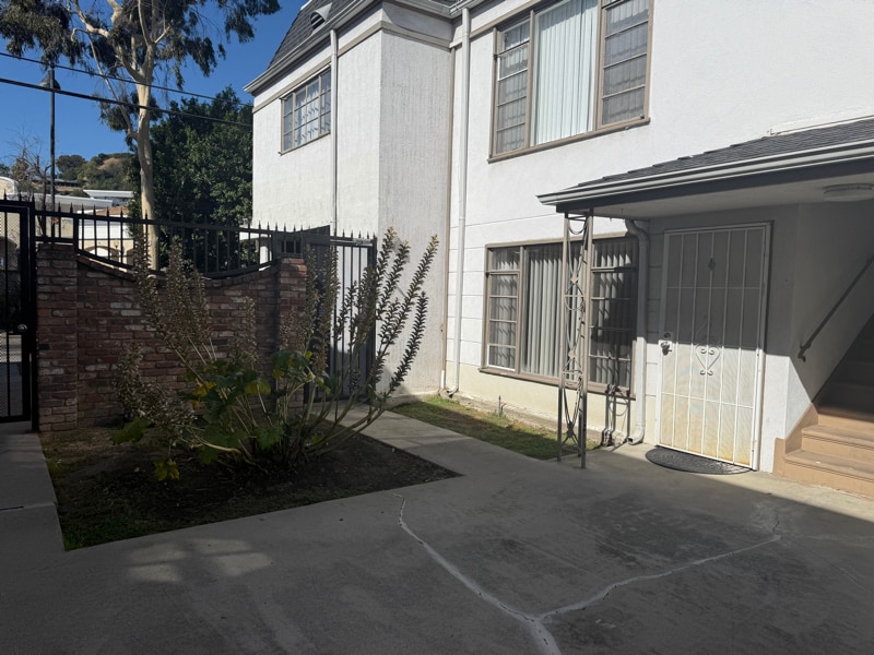 Building Photo - 10970 Bluffside Dr