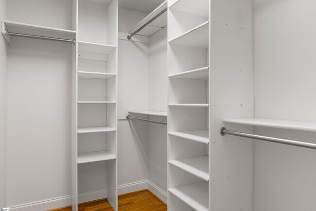 Building Photo - 112 N Rockview Dr
