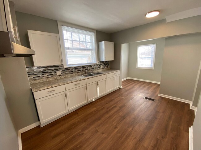 Building Photo - Beautifully Remodeled Single-Family Home i...