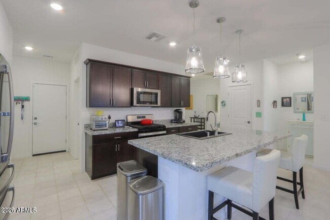 Building Photo - 41575 W Saguaro Dr