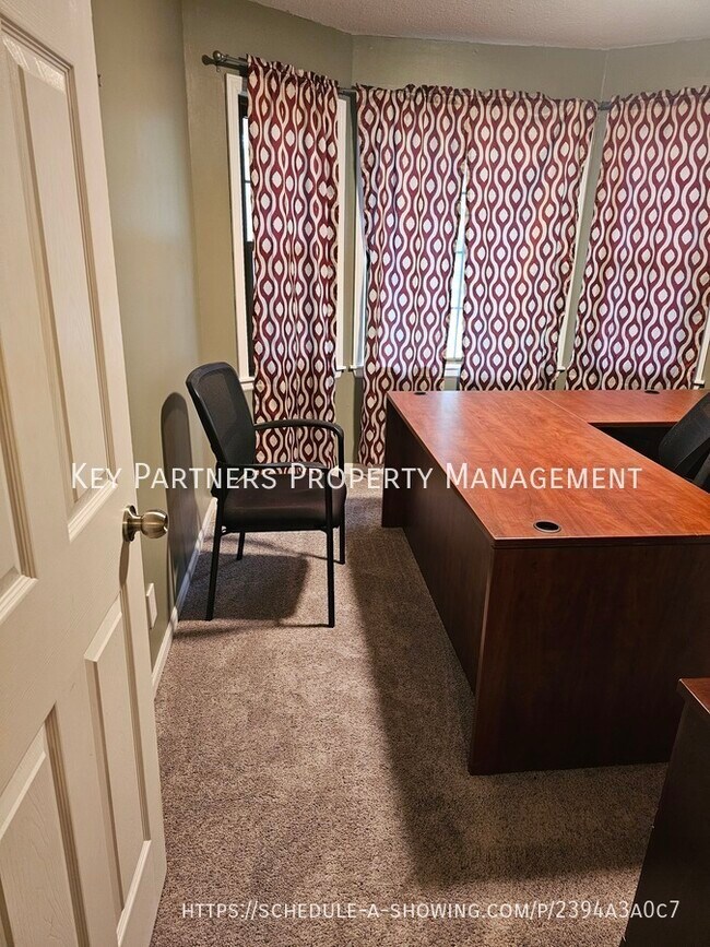 Building Photo - 620 N Sunset Dr