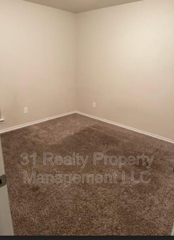 Building Photo - 1028 E 90th St