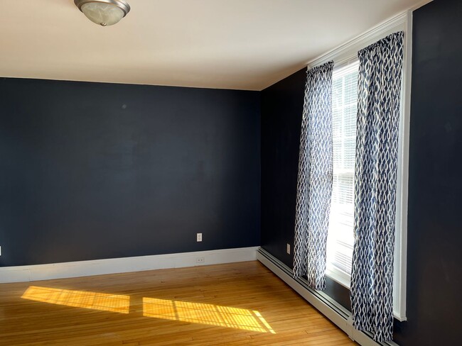 Building Photo - Spacious 2BR/1BA Apartment Available May 8...