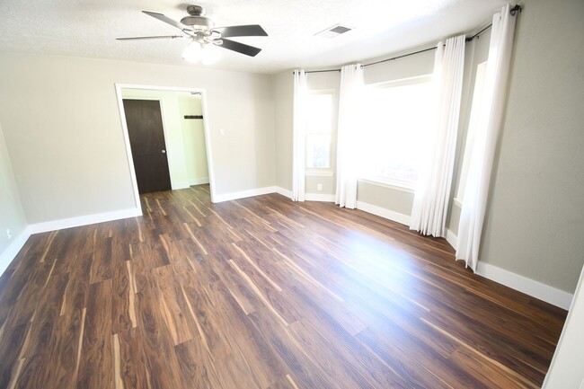Building Photo - Beautiful Estate in the Heart of the NE Heights